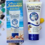 کرم ضد آفتاب وکالی شیر الاغ SPF 60 با خاصیت روشن کنندگی و محافظت بالا در برابر آفتاب، مناسب انواع پوست، حاوی ویتامین E و کلاژن، در بسته بندی آبی و سفید.