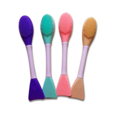 براش ماسک دو طرفه جنس سیلیکونی، یک طرف سطح صاف دارد برای برداشتن ماسک و مالیدن به صورت و طرف دیگر پرزدار به عنوان برس شستشو صورت و پاکسازی