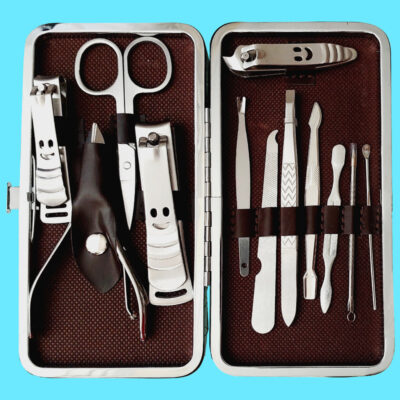 ست مانیکور و پدیکور 12 تکه استیل ضد زنگ؛ ناخنگیر، قیچی، تیغ گوشت، سوهان و موچین داخل کیف قفل دار