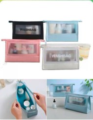 کیف لوازم آرایش واش بگ A5 قابل شستشو با زیپ و بند دستی، مناسب نگهداری لوازم آرایش و وسایل بهداشتی در سفر و استفاده روزمره. در رنگبندی جذاب آبی، صورتی، مشکی، سفید