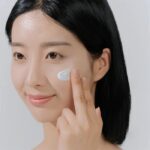 ضد آفتاب سرمی سنتلا اسکین 1004 مدل Hyalu-Cica حجم 50 میل PA++++ SPF50 - Image 3